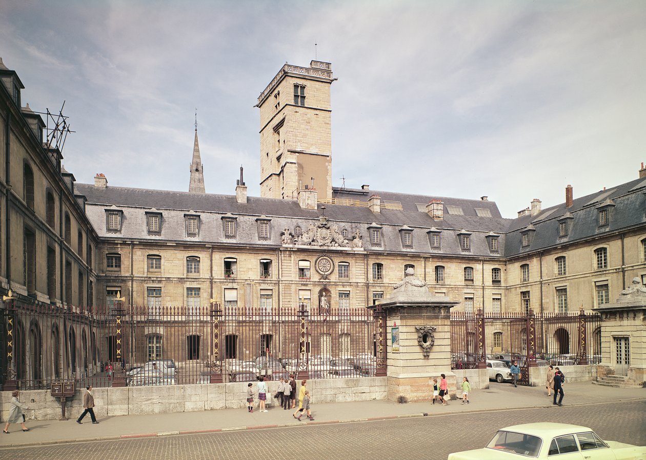 Fachada do Hotel da Cidade, o antigo Palácio dos Estados da Borgonha de Jules Hardouin Mansart