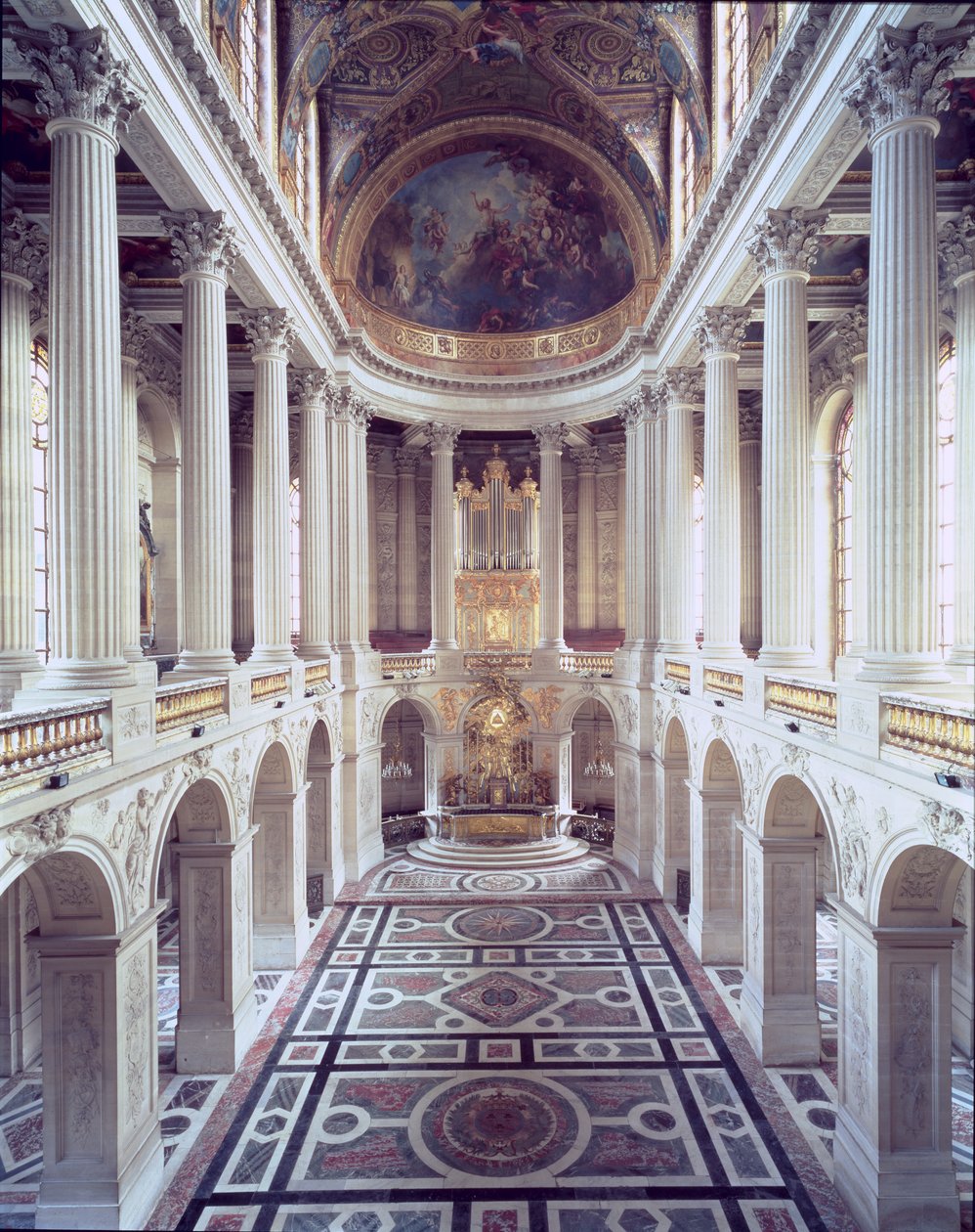 Vista interior da capela, iniciada em 1699 e concluída por Robert de Cotte em 1710 de Jules Hardouin Mansart