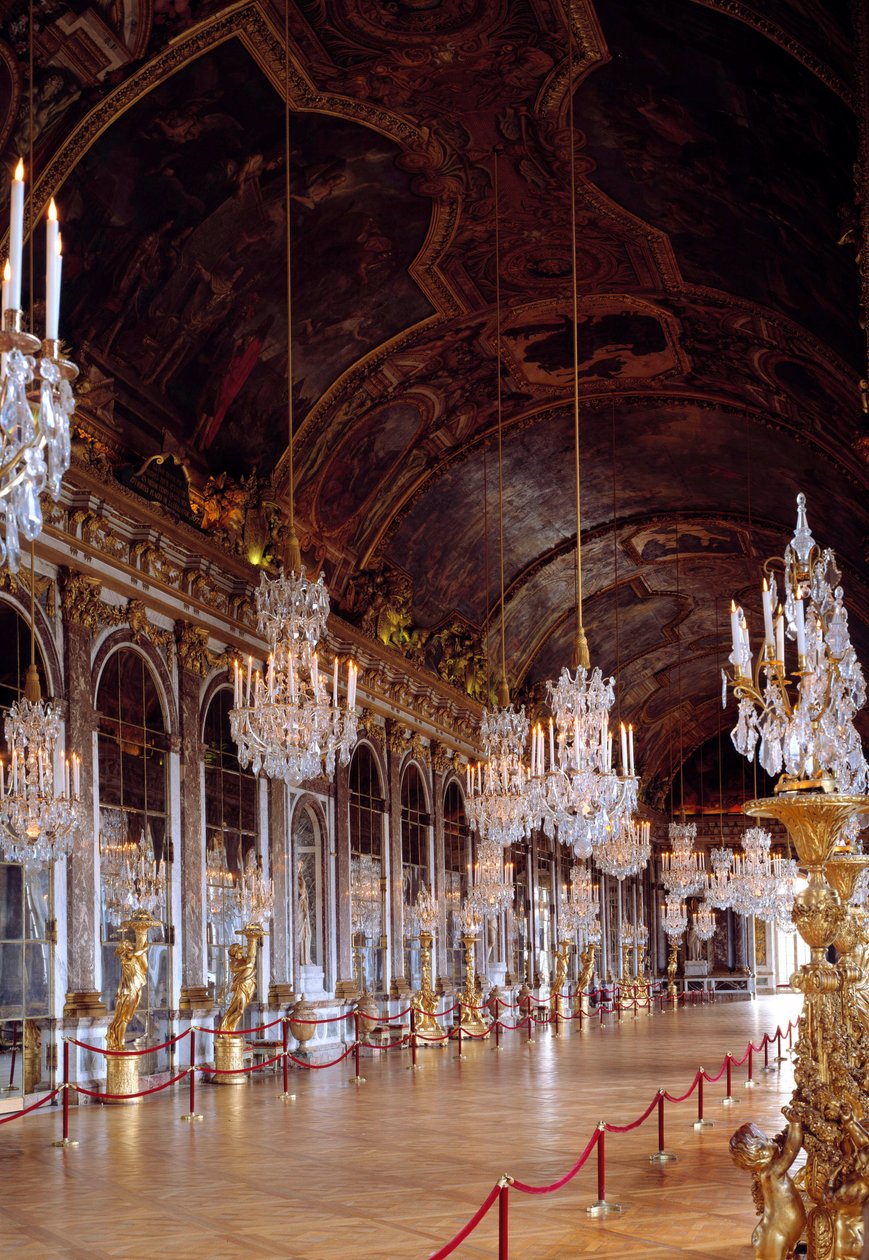 Vista da Galerie des Glaces em Versalhes restaurada, foi construída em 1678 por Jules-Hardouin Mansart. Chateau de Versailles. de Jules Hardouin Mansart