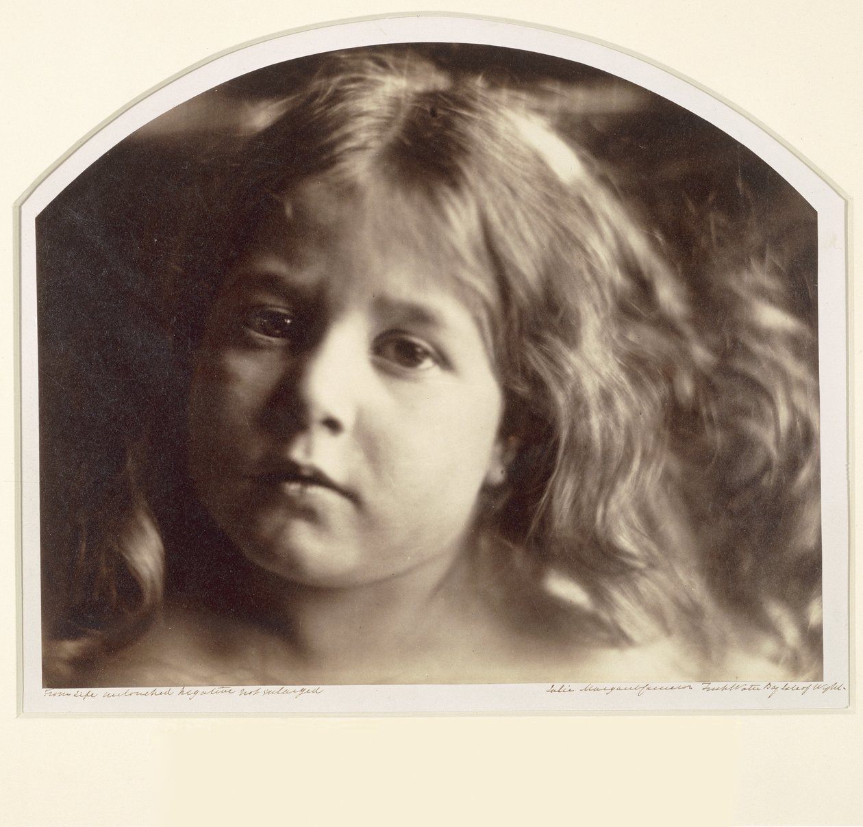 Retrato de uma jovem garota (impressão de albumina de um negativo de colódio sobre vidro) de Julia Margaret Cameron