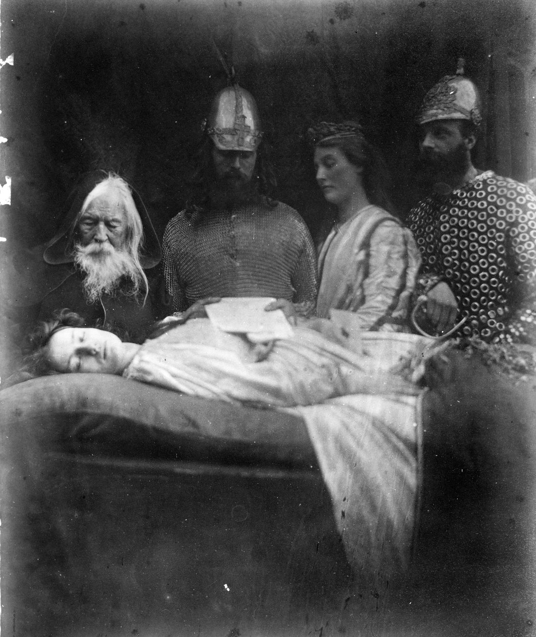 A Morte de Elaine, ilustração de "Os Idílios do Rei" de Alfred, Lord Tennyson, 1875 (impressão de albume) de Julia Margaret Cameron