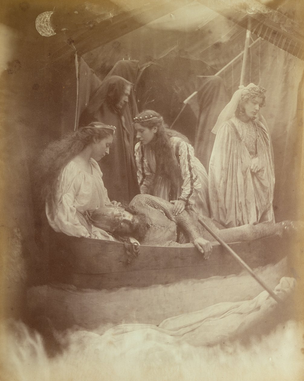 A passagem do Rei Arthur, Ilustração de &39;Idylls of the King&39;, de Alfred Tennyson, 1874 (impressão de carbono) de Julia Margaret Cameron