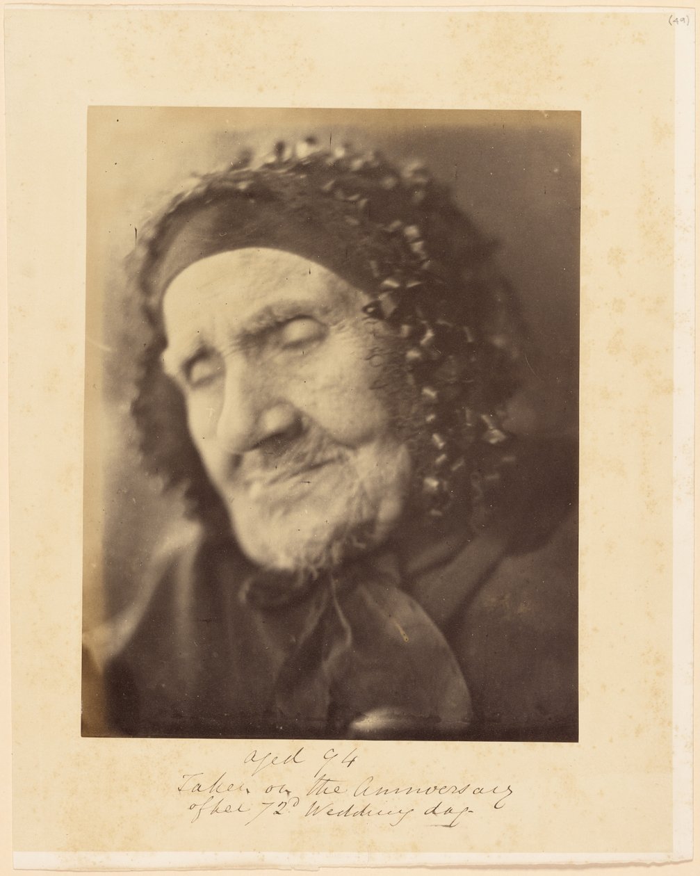 Com 94 anos, fotografada no aniversário do seu 72.º aniversário de casamento [Retrato da cabeça e ombros de uma mulher idosa] de Julia Margaret Cameron