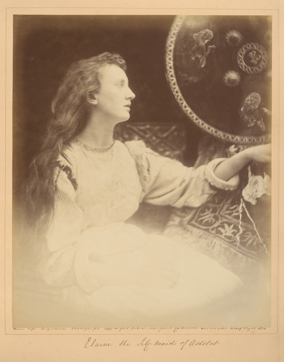 Elaine, a Lírio - Donzela de Astolat de Julia Margaret Cameron