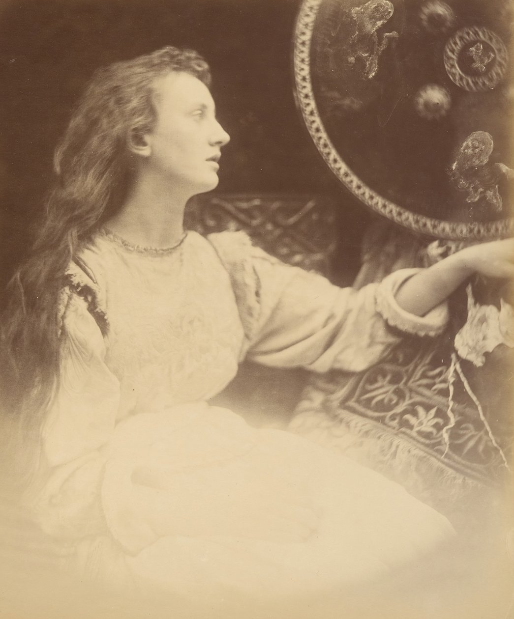 Elaine o lírio - empregada doméstica de Astolat, 1874. de Julia Margaret Cameron