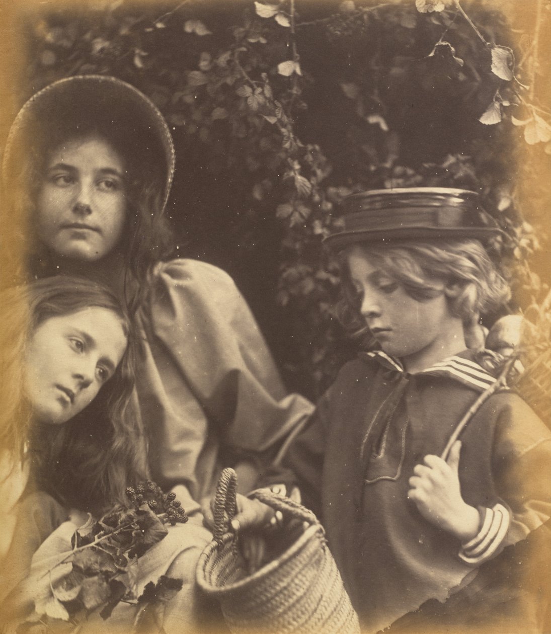 Elizabeth Keown, Kate Keown, e Freddy Gould, c. 1866-1868. de Julia Margaret Cameron