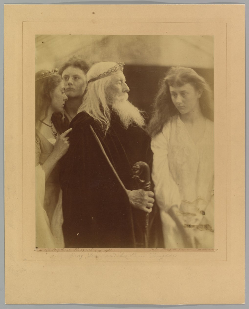 O Rei Lear a repartir o seu reino entre as suas três filhas de Julia Margaret Cameron