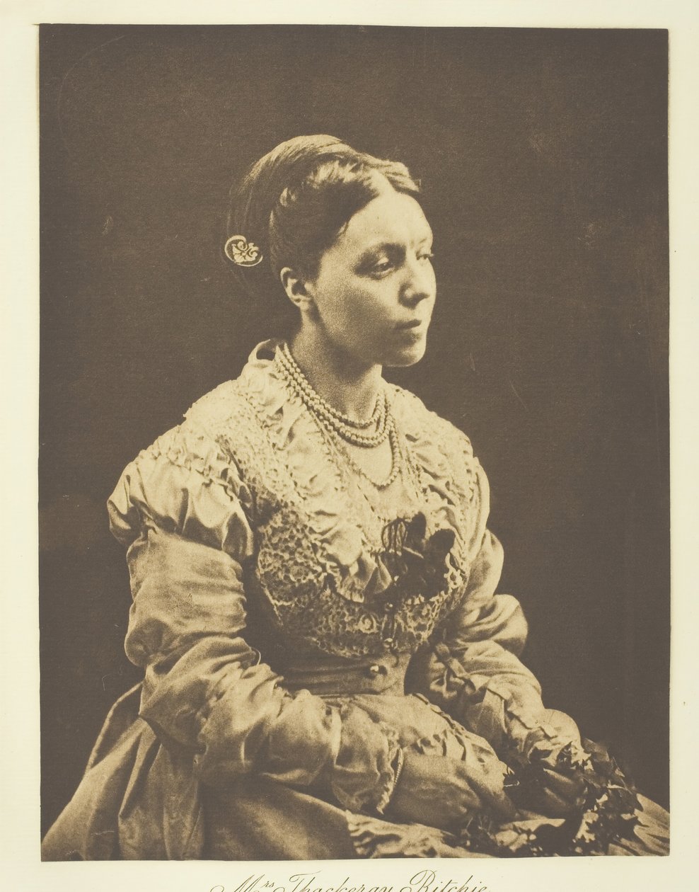 Sra. Thackeray Ritchie, 1870, impresso c. 1893. de Julia Margaret Cameron