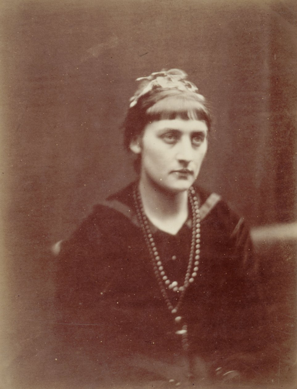 Retrato de mulher com dois colares de Julia Margaret Cameron