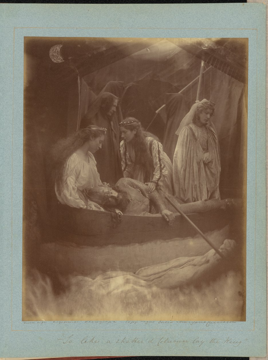 «Assim jazia o Rei, como uma coluna despedaçada» de Julia Margaret Cameron