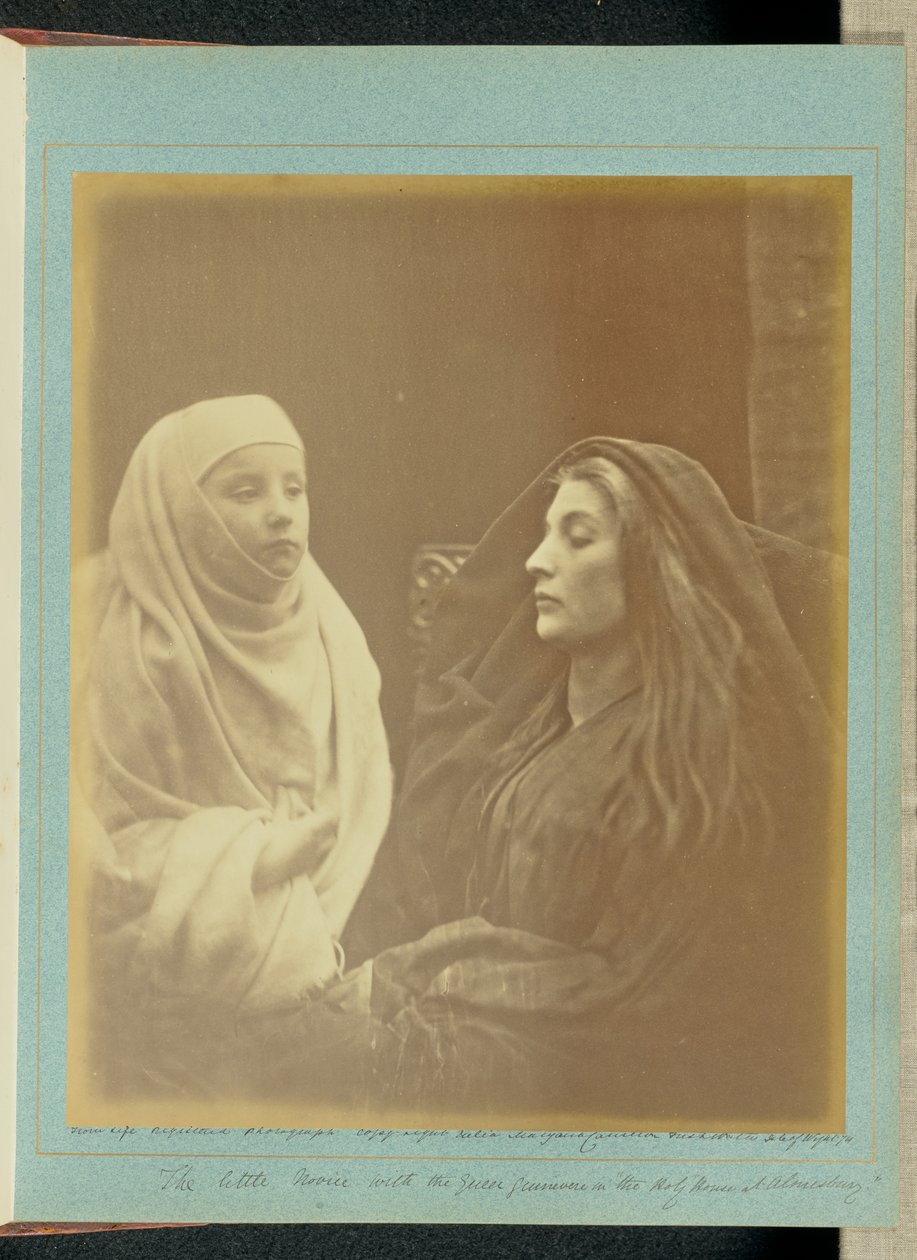A pequena noviça com a rainha Guinevere na «Casa Sagrada de Almesbury» de Julia Margaret Cameron