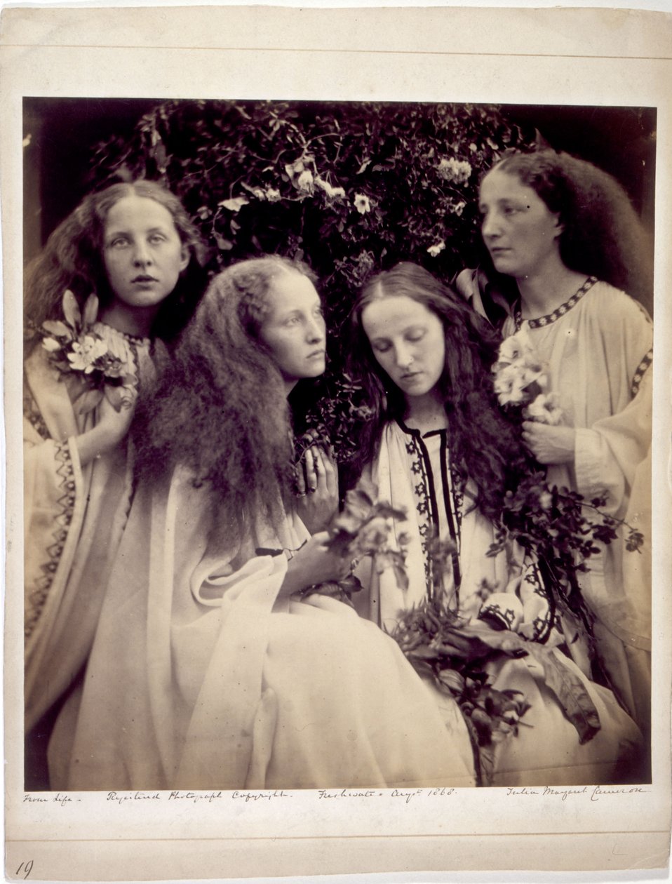 «O jardim de botões de rosa das meninas» - As irmãs Fraser Tytler de Julia Margaret Cameron