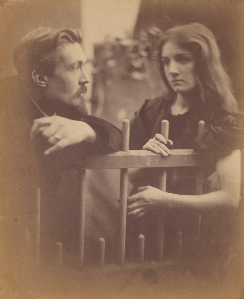 [Um jovem e uma jovem encostados a uma cerca de estacas] de Julia Margaret Cameron