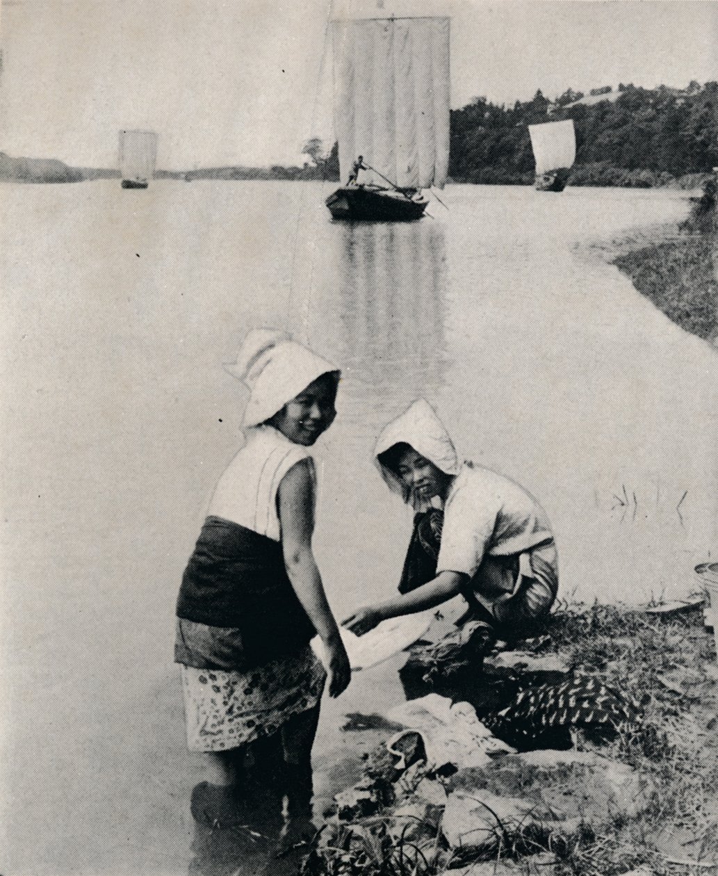 Uma lavanderia na borda dos rios, c1900, 1921 de Julian Leonard Street