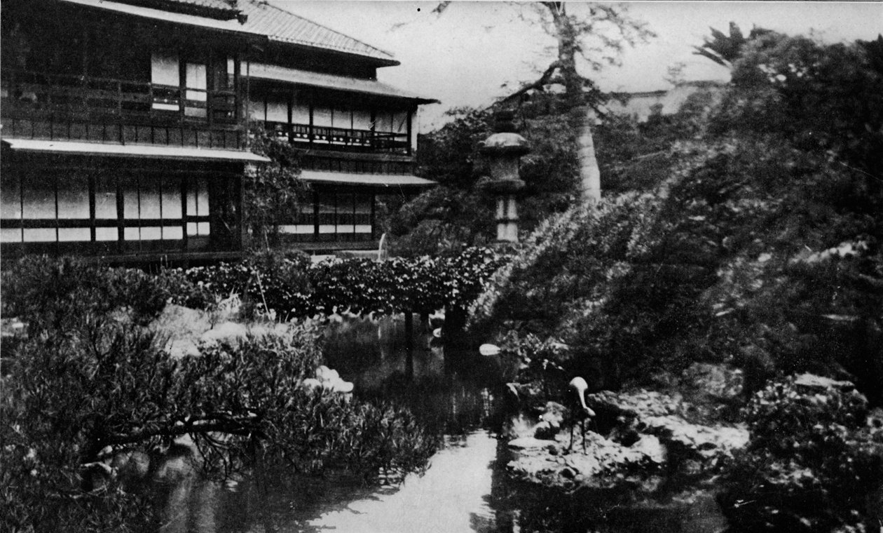 Um jardim de casa de chá, Tóquio. Paisagismo com tema de origens vulcânicas, c1900, 1921 de Julian Leonard Street