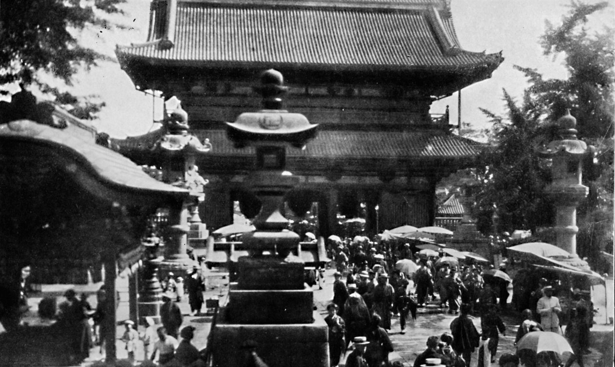 Em Asakusa, o grande templo de Tóquio, o negócio de adivinhar é rápido, c1900, 1921. de Julian Leonard Street