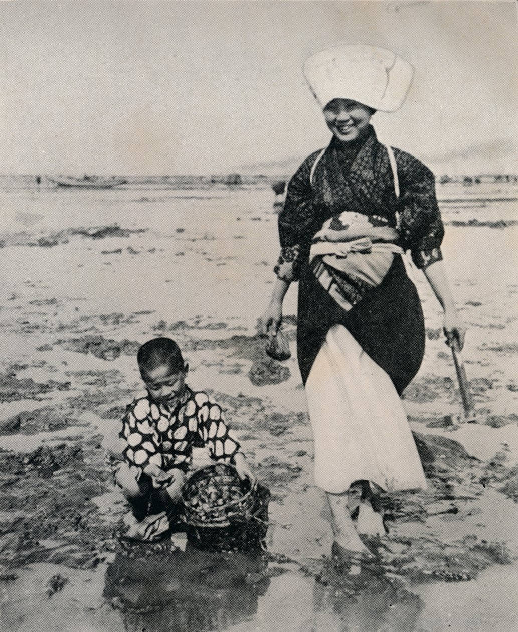 Cavar amêijoas na maré baixa em Tokyo Bay, c1900, 1921 de Julian Leonard Street