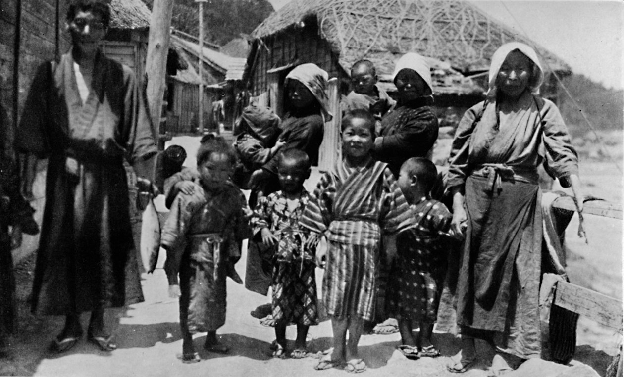 Grande família de jovens pescadores em Nabuto, com nove filhos, c1900, 1921 de Julian Leonard Street