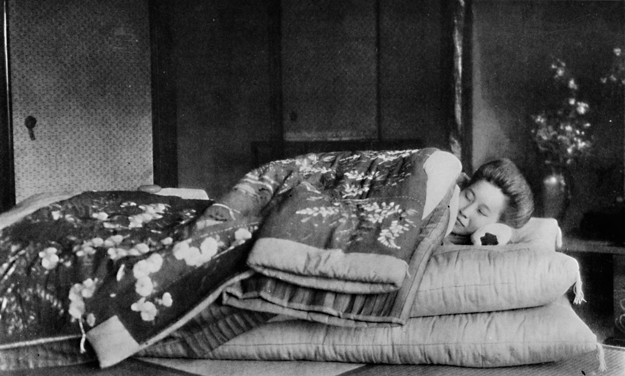 Saki, a empregada dorme em um colchão com travesseiro duro sob um quimono acolchoado, c1900, 1921 de Julian Leonard Street