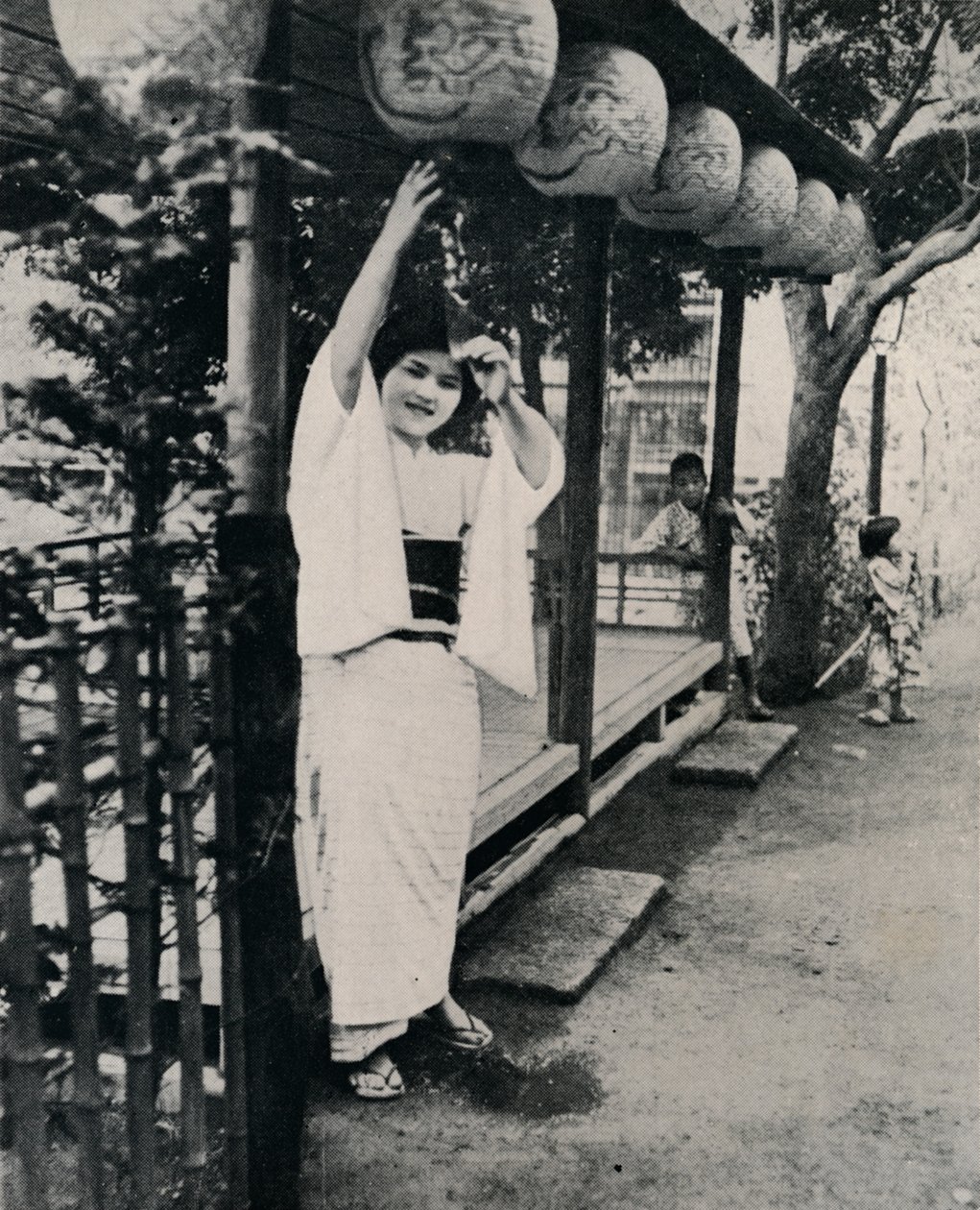 Sorriso doce da empregada da casa de chá, chamada nesan - irmã mais velha, c1900, 1921. de Julian Leonard Street