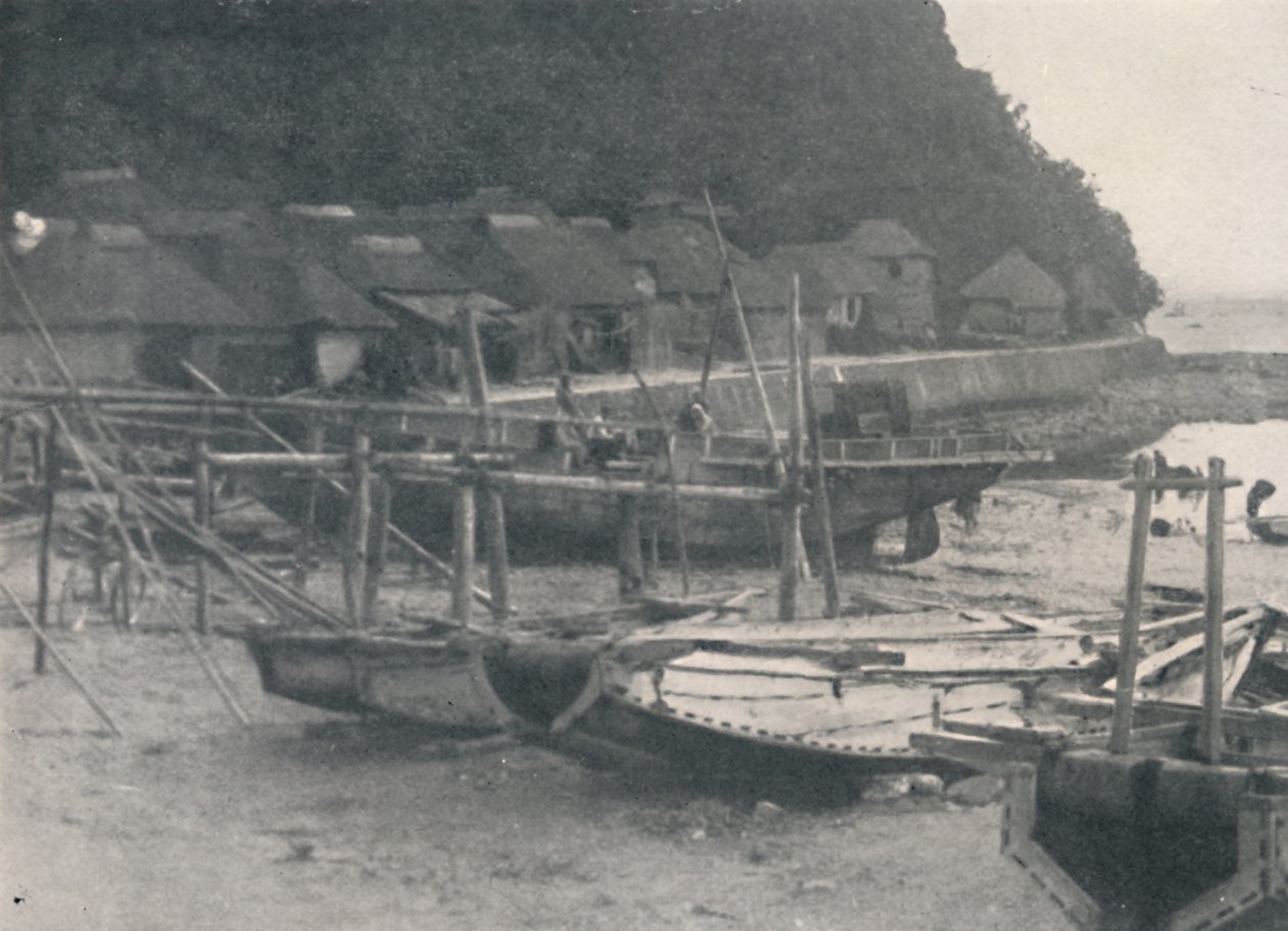 Tai-no-ura - pequenas casas em uma margem de areia com barcos de pesca, c1900, 1921 de Julian Leonard Street