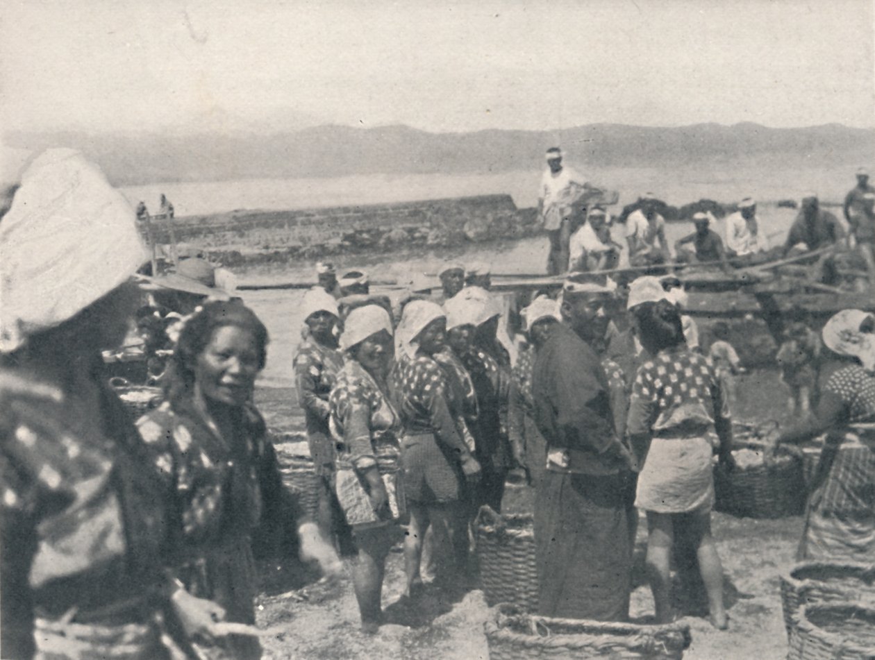 Tai-no-ura - barcos de pesca, homens e mulheres com redes e cestas, c1900, 1921. de Julian Leonard Street