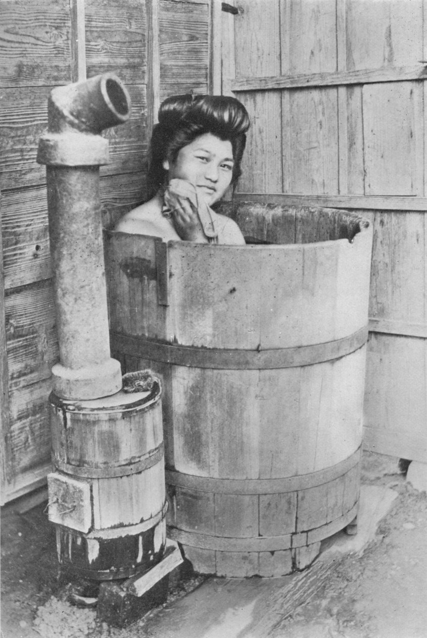 O banho é um barril grande com fogão a carvão. Frequentemente ao ar livre, c1900, 1921 de Julian Leonard Street