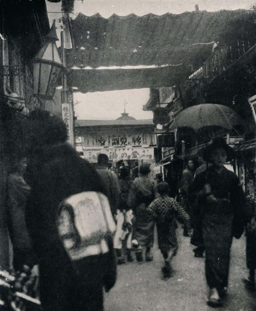 A rua do teatro em Kyoto é uma das estradas mais interessantes do mundo, c1900, 1921 de Julian Leonard Street
