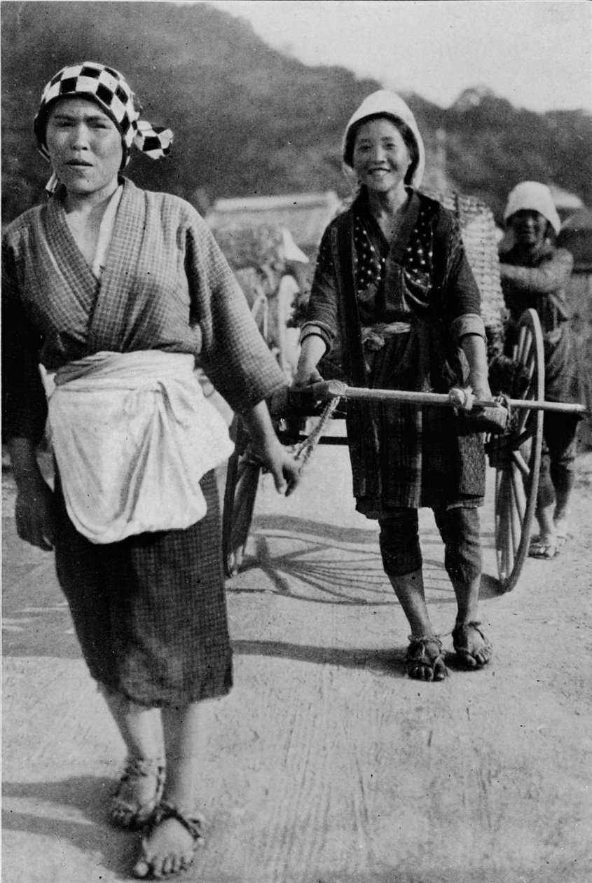 Três gerações de mulheres movendo um carrinho com a avó na traseira, empurrando, c1900, 1921. de Julian Leonard Street