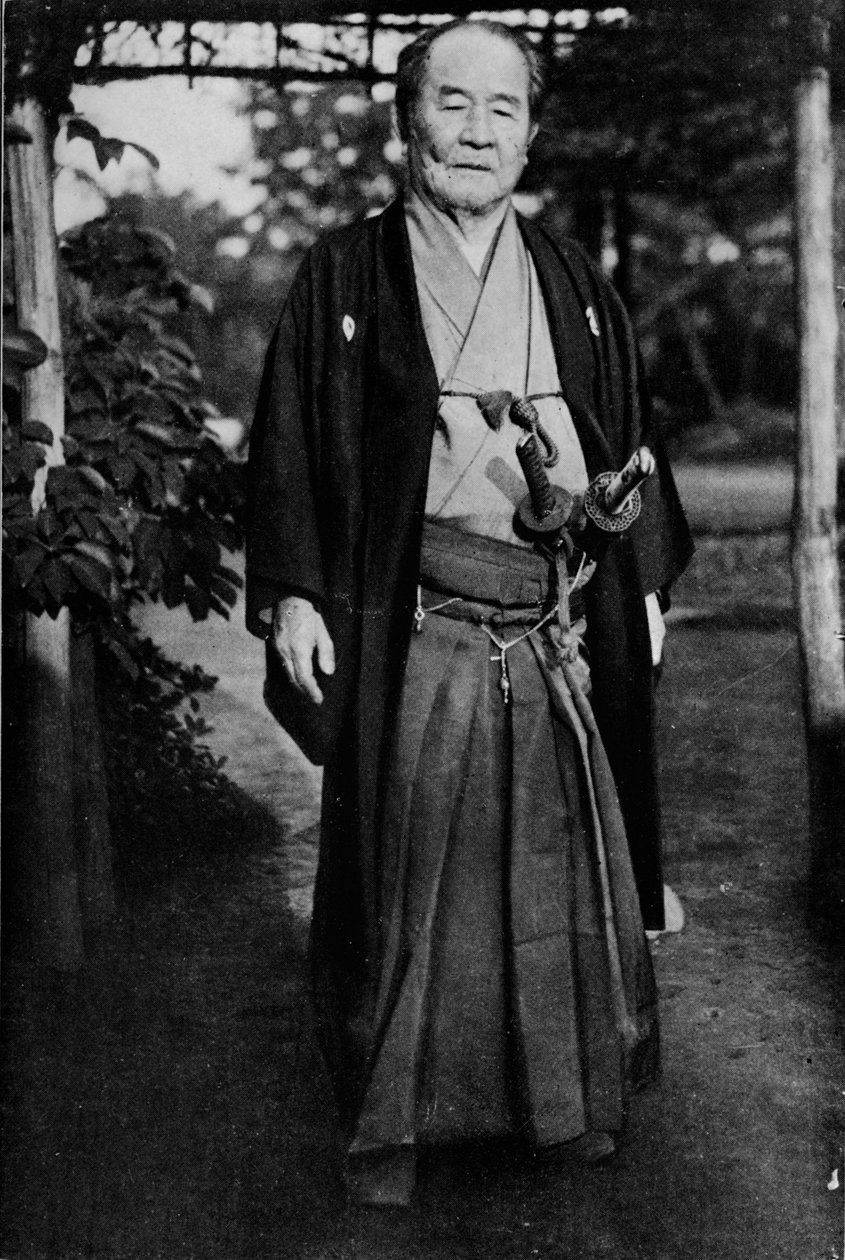 Visconde Shibusawa, 1840-1931, usando suas espadas de samurai, c1900, 1921 de Julian Leonard Street