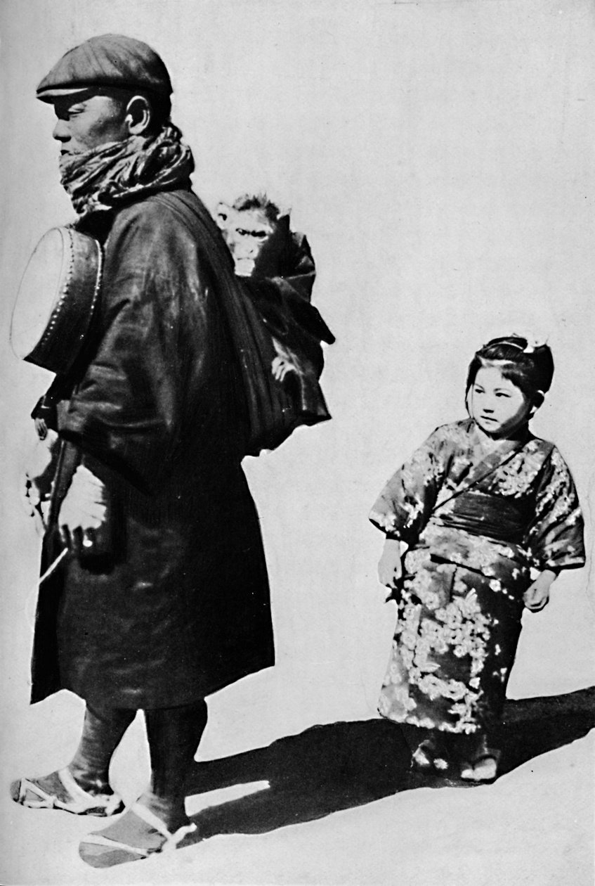 Com seu tambor e macaco, ele é japonês equivalente ao nosso moedor de órgãos à moda antiga, c1900, 1921. de Julian Leonard Street