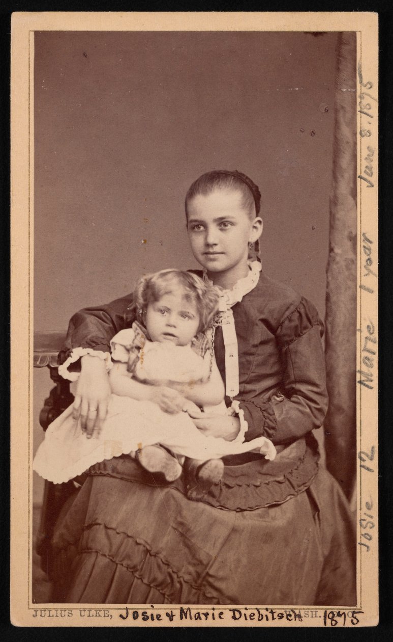 Retrato de grupo de Herman Henry Diebitsch Children, Marie e Josephine Josie, 8 de junho de 1875. de Julius Ulke