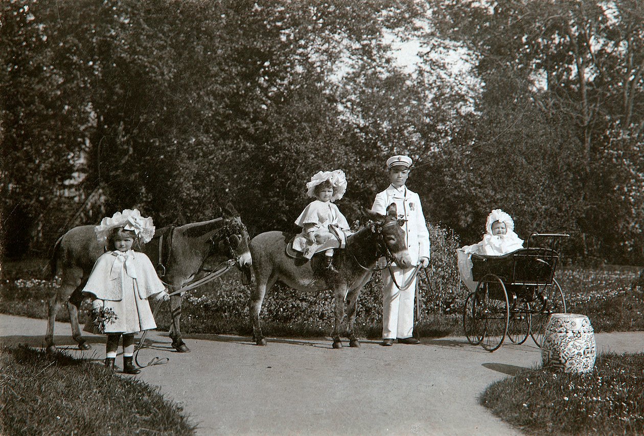 Grã-duquesa Olga, Tatiana e Maria da Rússia, Tsarskoye Selo, Rússia, c1899-c1900 de K. von Hahn
