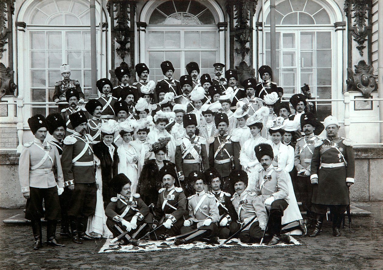 Família imperial russa fora do Palácio de Catarina, Tsarskoye Selo, Rússia, início do século XX. de K. von Hahn