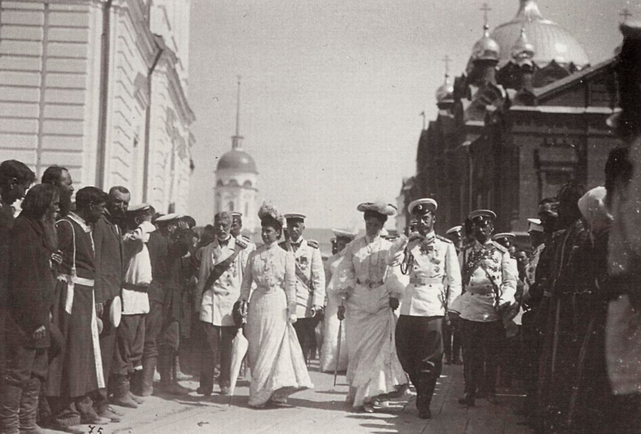 A família real russa visitando o Mosteiro de Sarov, Rússia, 1903 de K. von Hahn