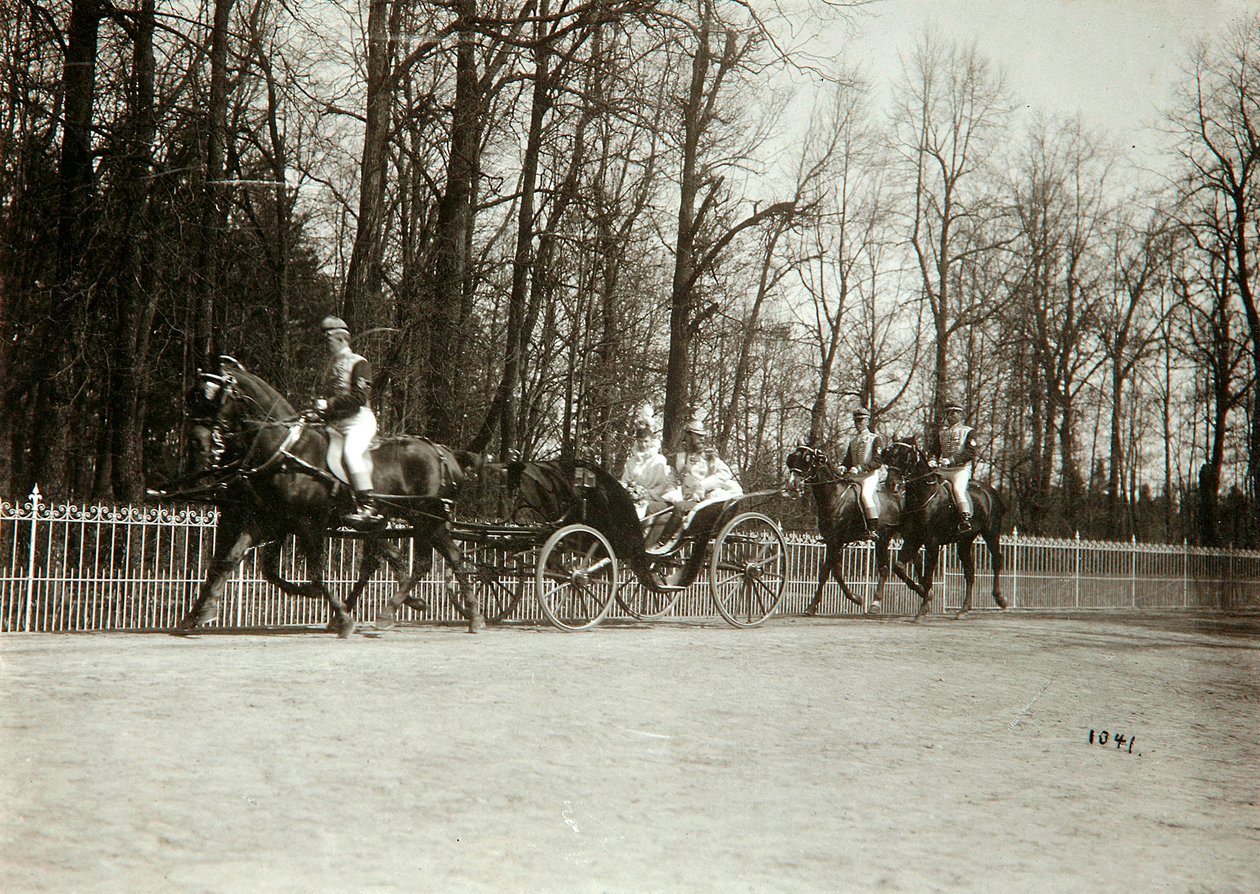 O czar Nicolau II e a czarina Alexandra Fyodorovna da Rússia em uma carruagem, início do século XX de K. von Hahn