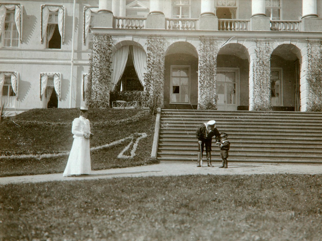 Tsarina Alexandra Fyodorovna com Tsarevich Alexei da Rússia, c1907-c1910. de K. von Hahn