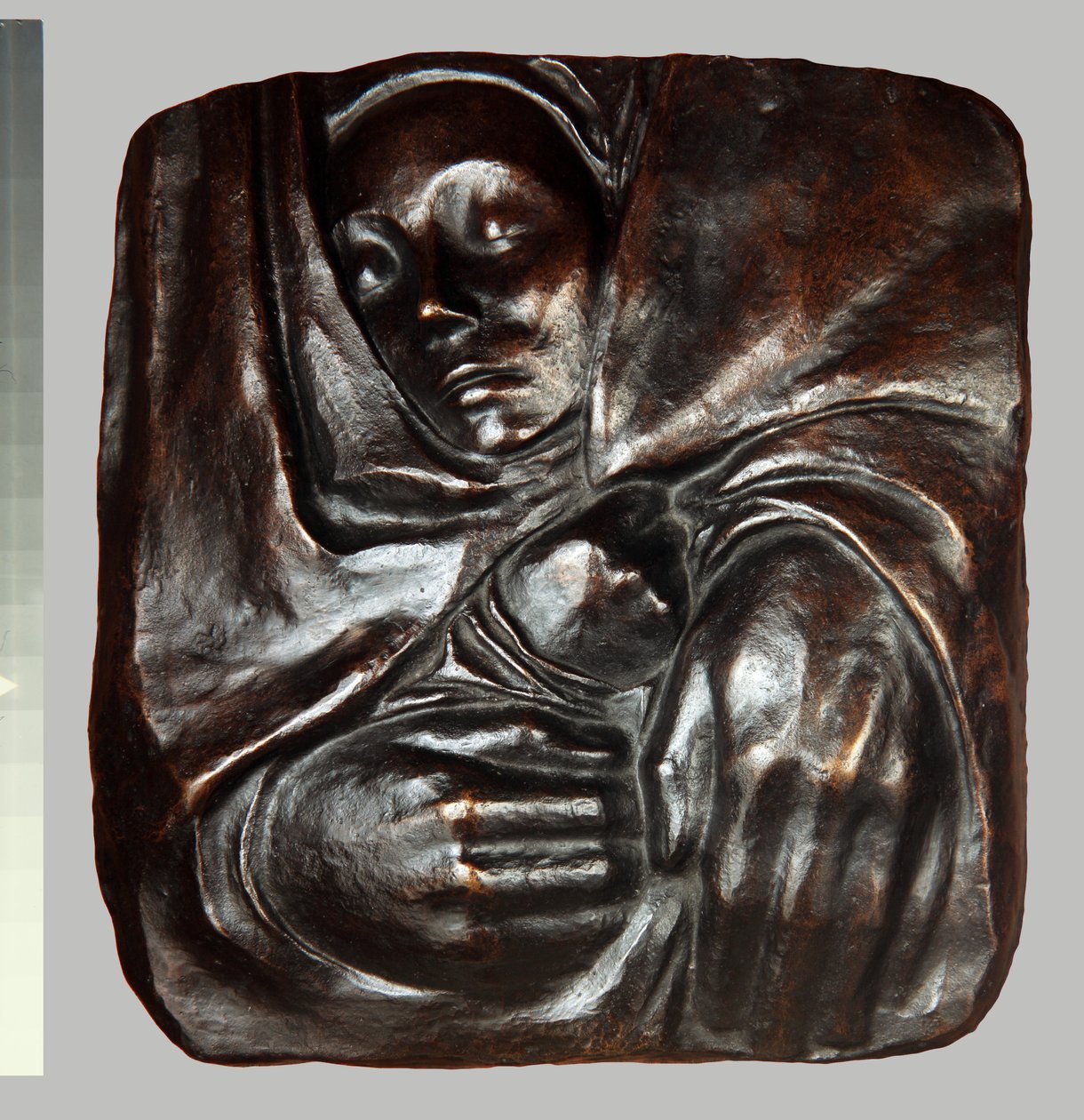 Descanse na paz de suas mãos, 1936 (bronze) de Käthe Kollwitz