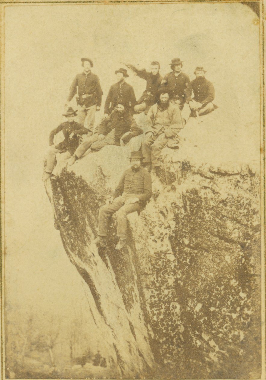 Soldados da união sentados em um penhasco na montanha da vigia de Kansas A.C. Nichols