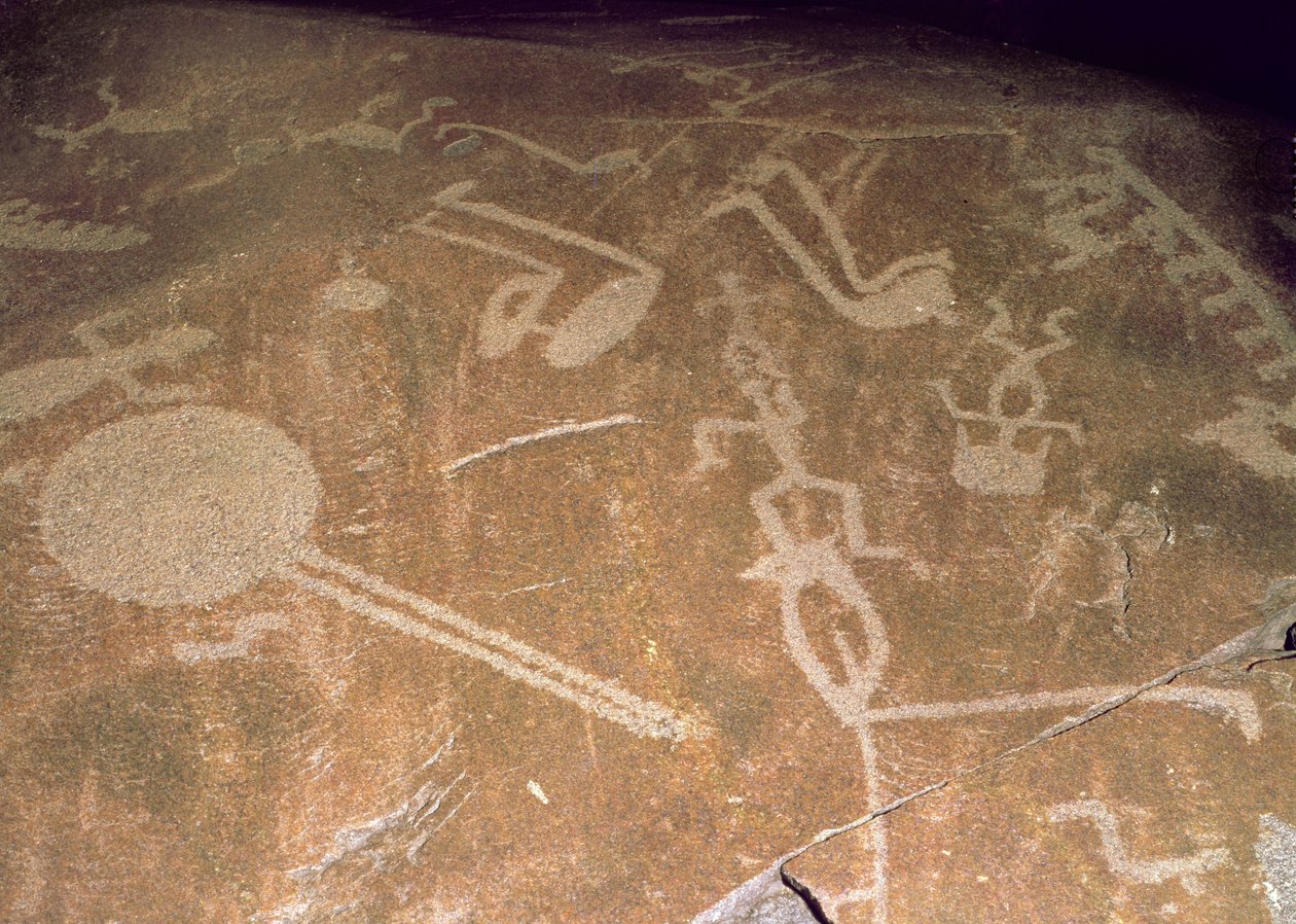 Petróglifo esculpido representando figuras, veados, alces, pássaros, barcos e círculos, 3º milênio aC (granito) de Karelian
