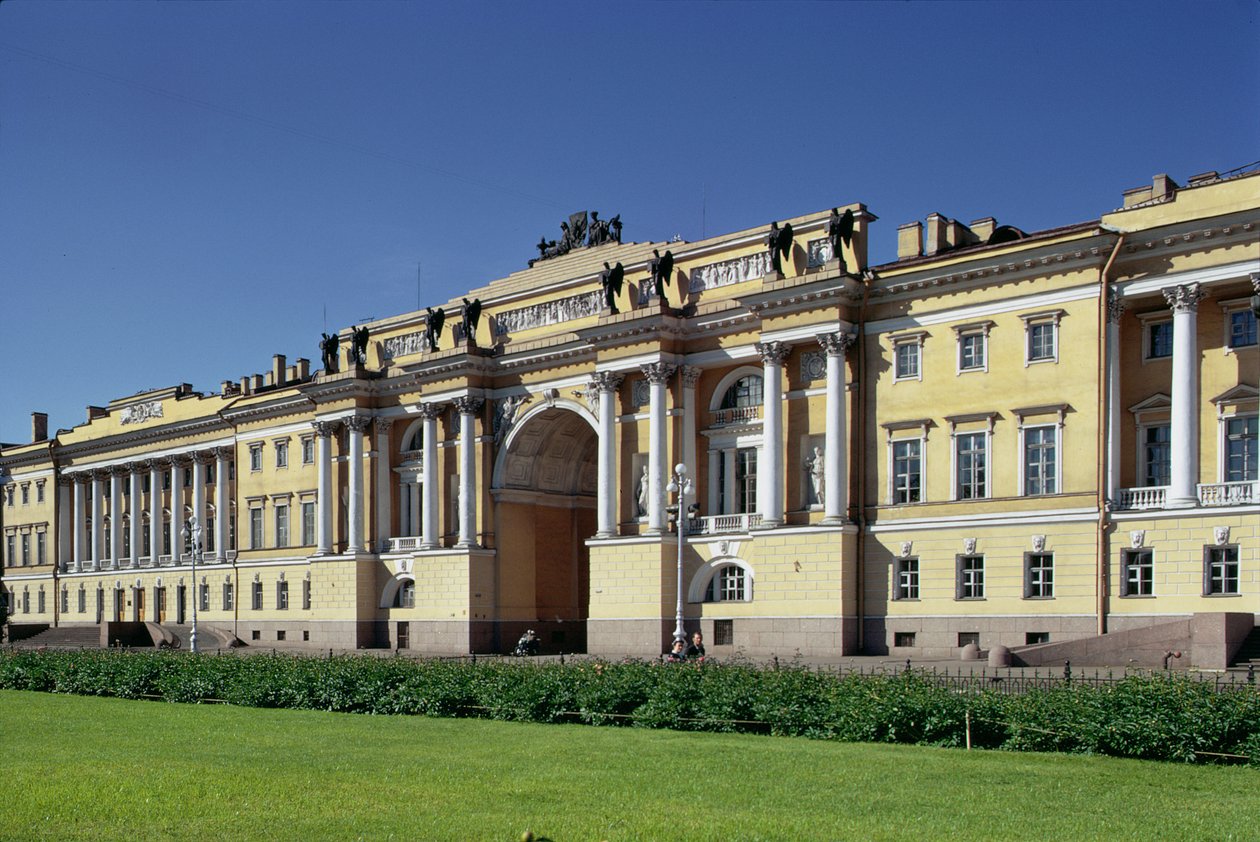O Senado e o Sínodo, construídos em 1829-34 de Karl Ivanovich Rossi