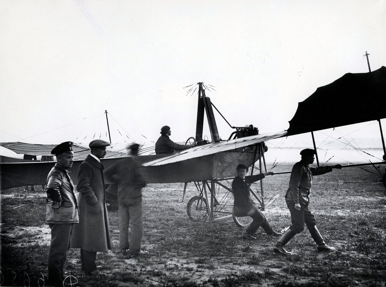 Um avião decolando ou pousando em um aeródromo perto de São Petersburgo, 1911 de Karl Karlovich Bulla