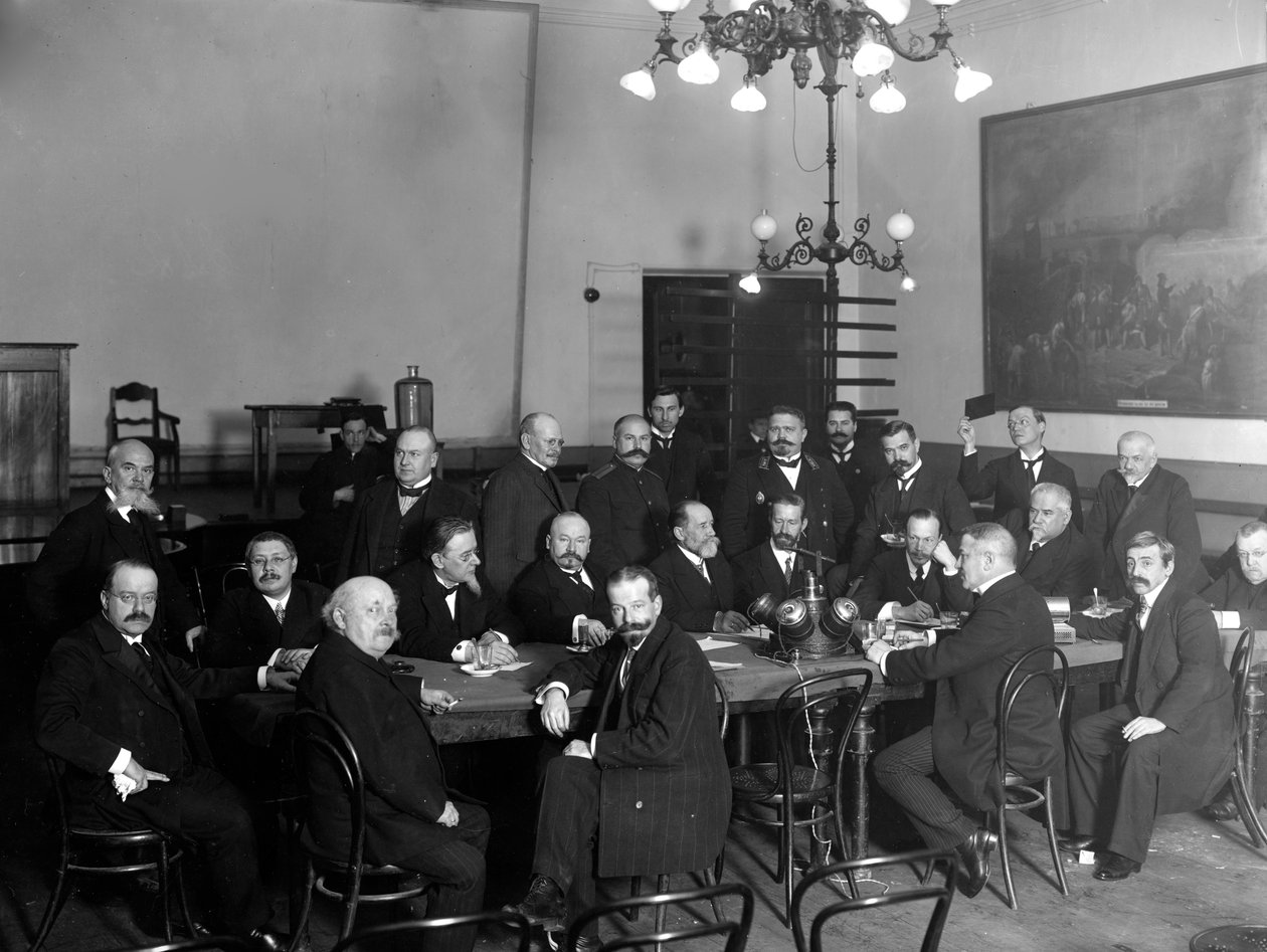 Membros da Sociedade Técnica Imperial em uma reunião dedicada ao 75º aniversário da fotografia, 1914 de Karl Karlovich Bulla