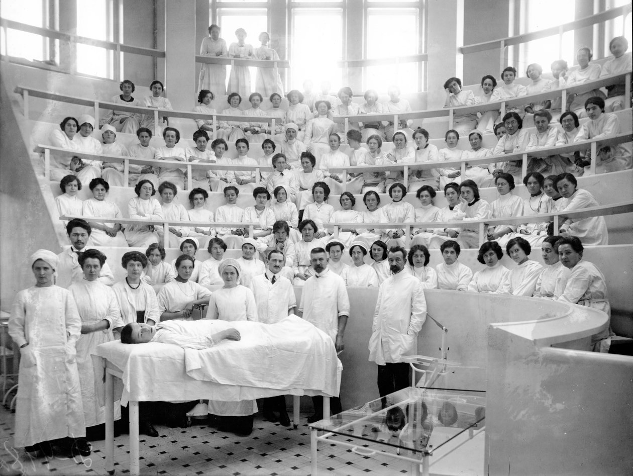Alunos do Instituto de Medicina da Mulher no teatro durante uma palestra, 1913 de Karl Karlovich Bulla