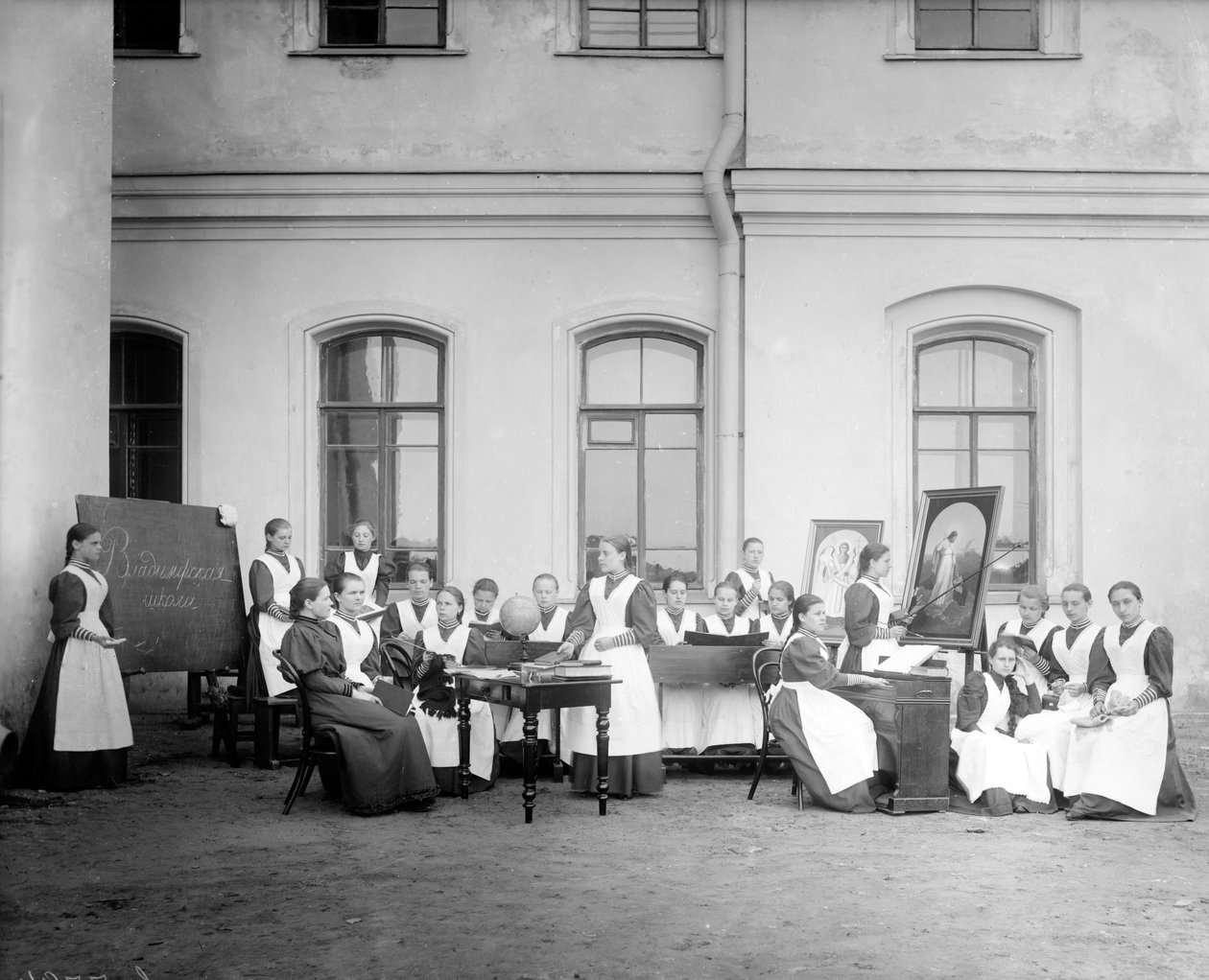A escola da igreja de Vladimir, St. Petersburg, 1909 de Karl Karlovich Bulla