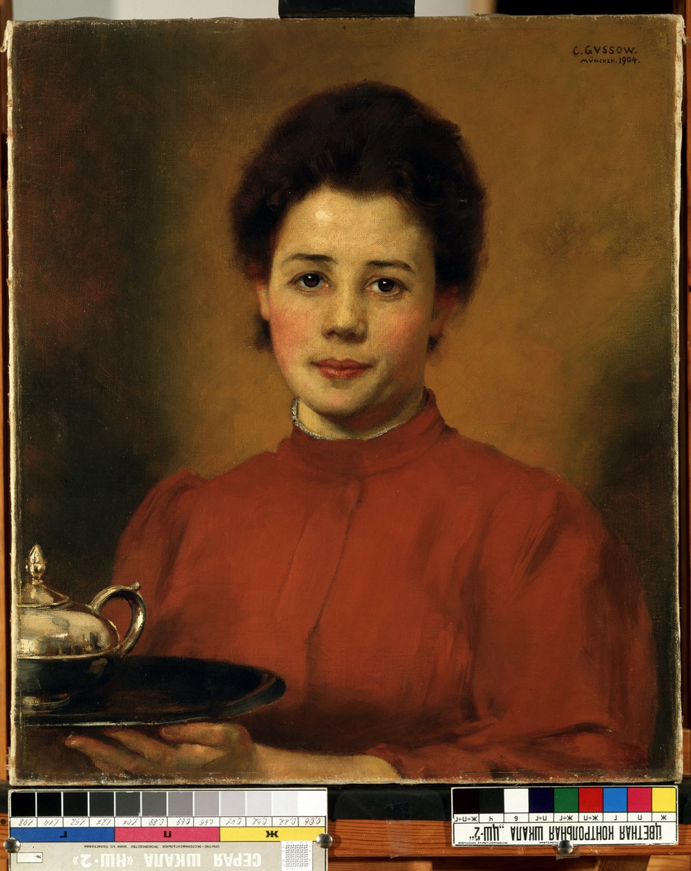 "Uma mulher de vermelho" Retrato de uma mulher carregando um tabuleiro com uma chávena de chá de prata Pintura de Karl (Carl) Gusov (1843-1907) 1904 Mikalojus Konstantinas Ciurlionis Museum of Fine Arts, Kaunas, Lituânia de Karl Gussow