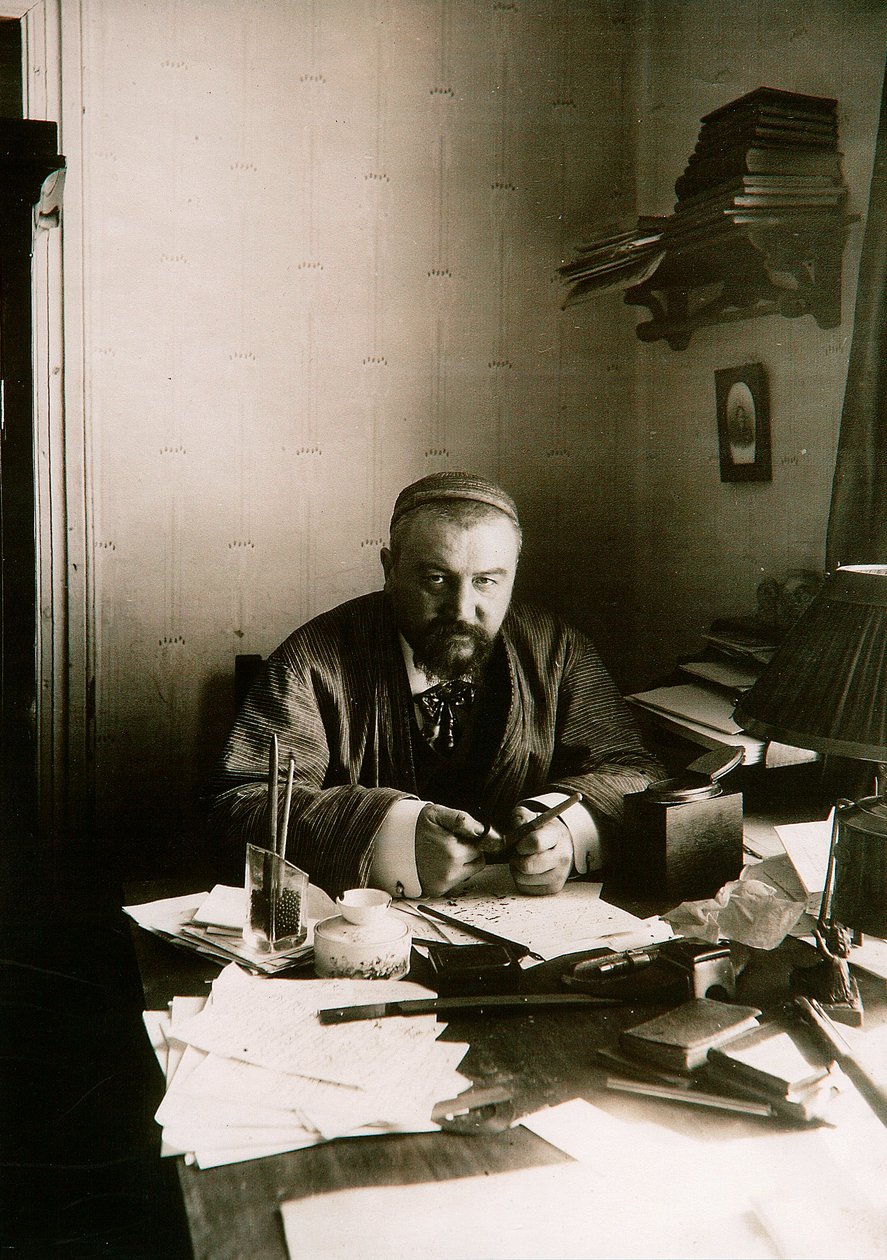 Alexander Kuprin, escritor russo, em sua mesa, Gatchina, Rússia, início do século XX. de Karl Karlovich Bulla