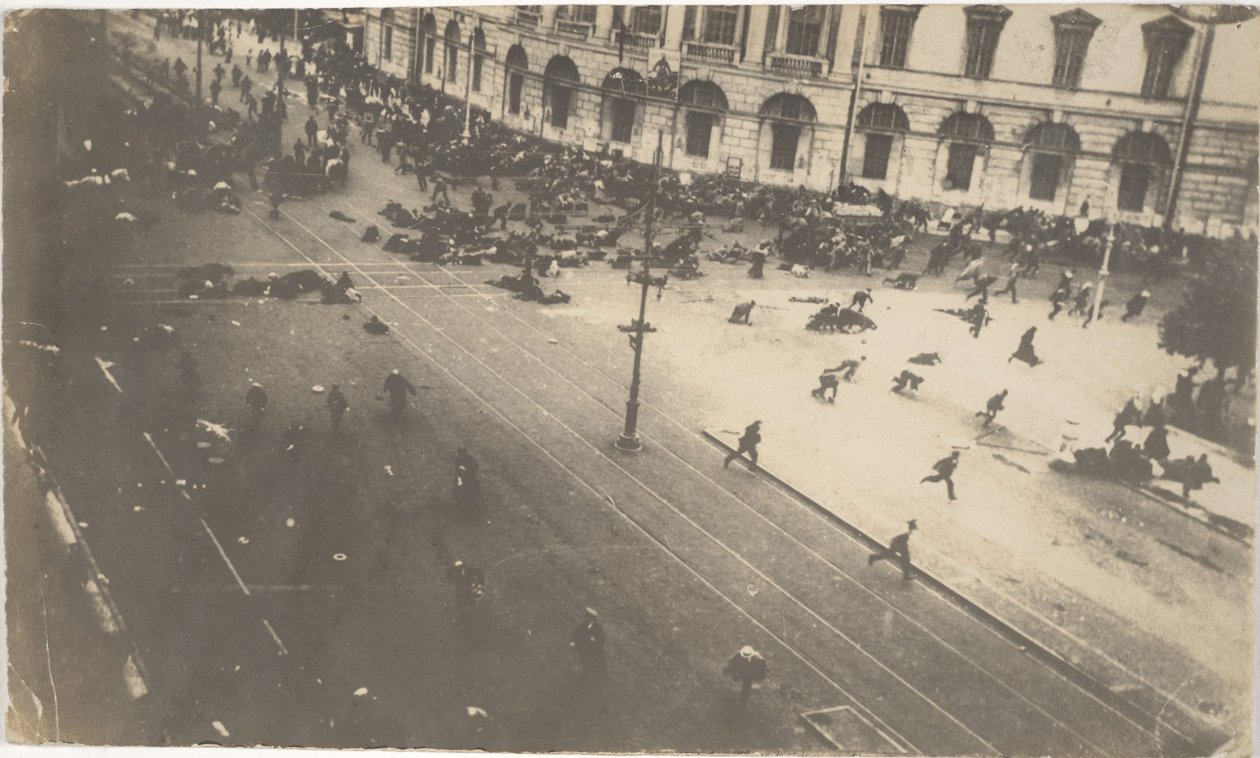 Tropas do governo disparando contra manifestantes, 4 de julho de 1917, 1917 de Karl Karlovich Bulla