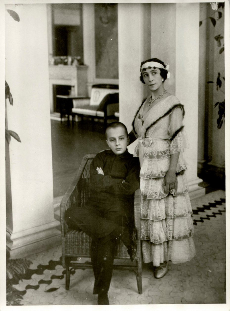 Mathilde Kschessinska 1872-1971 com seu filho Vladimir, 1916. de Karl Karlovich Bulla
