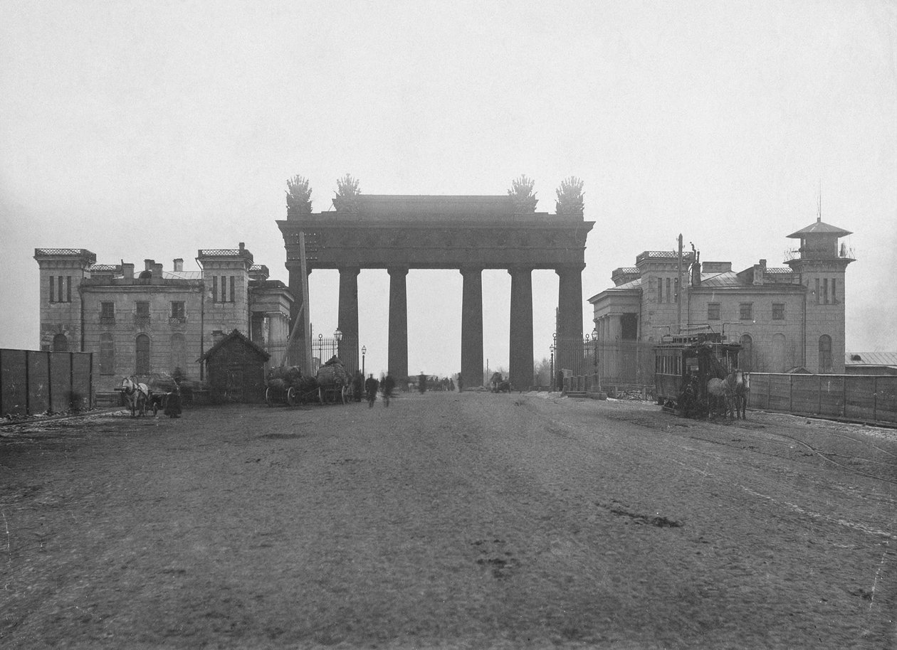 O portão triunfal de Moscou em São Petersburgo, década de 1890 de Karl Karlovich Bulla